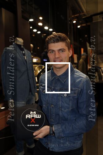 Amsterdam 4 februari 2019
Max Verstappen bij de presentatie van de G-Star RAW Max Verstappen lijn in de G-star winkel op de pc Hooftstraat. Max gaat met fans op de foto.