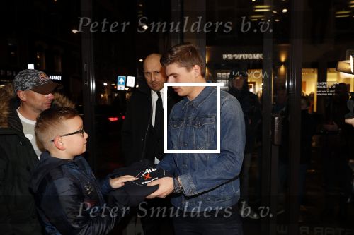 Amsterdam 4 februari 2019
Max Verstappen bij de presentatie van de G-Star RAW Max Verstappen lijn in de G-star winkel op de pc Hooftstraat. Max gaat met fans op de foto.