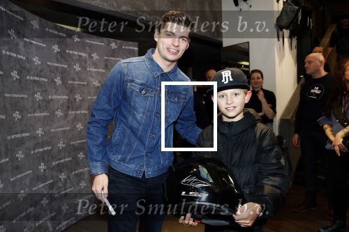 Amsterdam 4 februari 2019
Max Verstappen bij de presentatie van de G-Star RAW Max Verstappen lijn in de G-star winkel op de pc Hooftstraat. Max gaat met fans op de foto.