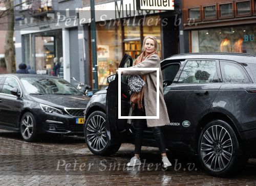 Amsterdam 4 februari 2019
Micky Hoogendijk met haar Range Rover Velar op de cornelis schuytstraat.