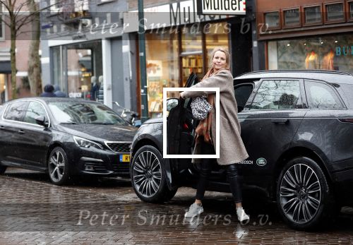 Amsterdam 4 februari 2019
Micky Hoogendijk met haar Range Rover Velar op de cornelis schuytstraat.