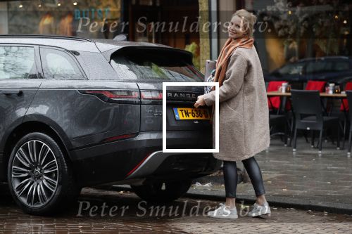 Amsterdam 4 februari 2019
Micky Hoogendijk met haar Range Rover Velar op de cornelis schuytstraat.