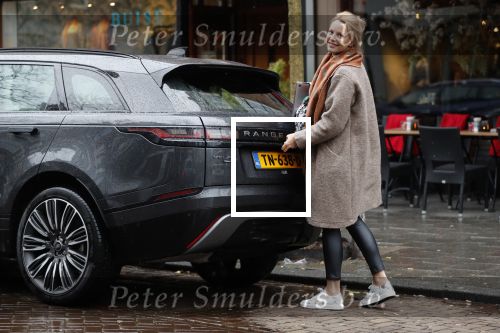 Amsterdam 4 februari 2019
Micky Hoogendijk met haar Range Rover Velar op de cornelis schuytstraat.