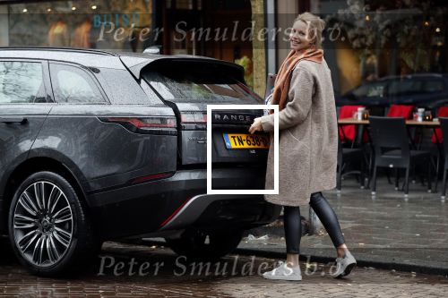 Amsterdam 4 februari 2019
Micky Hoogendijk met haar Range Rover Velar op de cornelis schuytstraat.