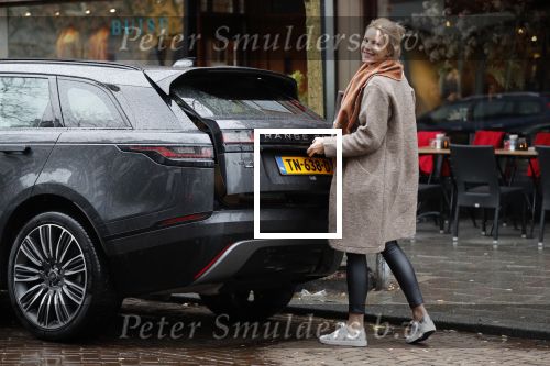 Amsterdam 4 februari 2019
Micky Hoogendijk met haar Range Rover Velar op de cornelis schuytstraat.