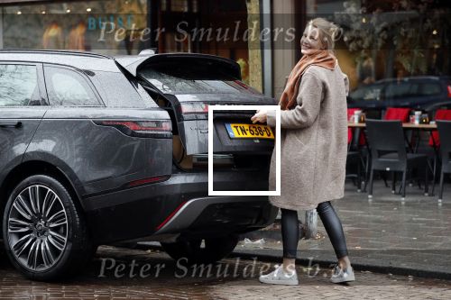 Amsterdam 4 februari 2019
Micky Hoogendijk met haar Range Rover Velar op de cornelis schuytstraat.