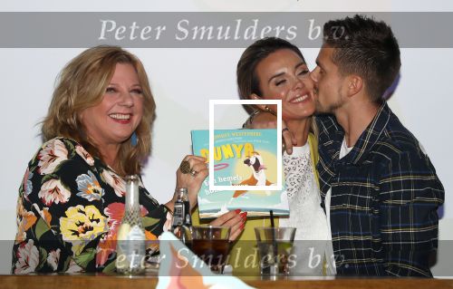 Berkel en Rodenrijs, 12 Maart 2019
Uitreiking boek  Dunya van Monique Hazes    Monique Westenberg