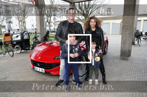 Amsterdam 2 maart 2019
Najib Amhali en zijn vrouw Miama vieren de 4e verjaardag van hun zoon Novell . Ook zoon Noah is aanwezig in Candy Castle. Ze arriveren in een rode ferrari.