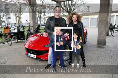 Amsterdam 2 maart 2019
Najib Amhali en zijn vrouw Miama vieren de 4e verjaardag van hun zoon Novell . Ook zoon Noah is aanwezig in Candy Castle. Ze arriveren in een rode ferrari.