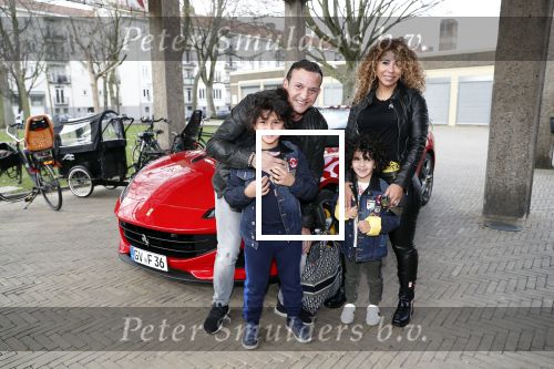 Amsterdam 2 maart 2019
Najib Amhali en zijn vrouw Miama vieren de 4e verjaardag van hun zoon Novell . Ook zoon Noah is aanwezig in Candy Castle. Ze arriveren in een rode ferrari.