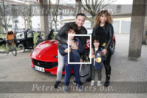 Amsterdam 2 maart 2019
Najib Amhali en zijn vrouw Miama vieren de 4e verjaardag van hun zoon Novell . Ook zoon Noah is aanwezig in Candy Castle. Ze arriveren in een rode ferrari.
