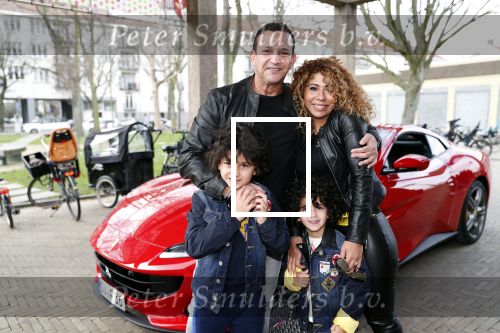 Amsterdam 2 maart 2019
Najib Amhali en zijn vrouw Miama vieren de 4e verjaardag van hun zoon Novell . Ook zoon Noah is aanwezig in Candy Castle. Ze arriveren in een rode ferrari.