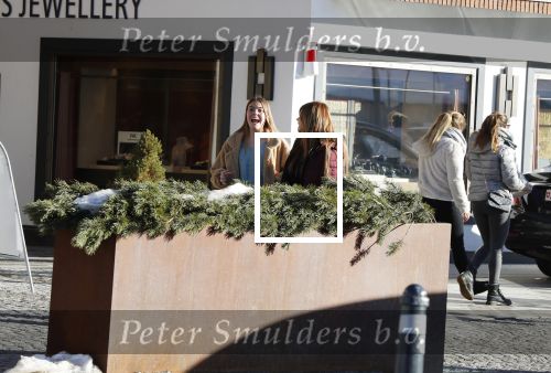 Lech 25 februari 2019
Olcay Gulsen op straat in Lech met prinses Eloise ( Dochter Prins Constantijn en Prinses Laurentien)