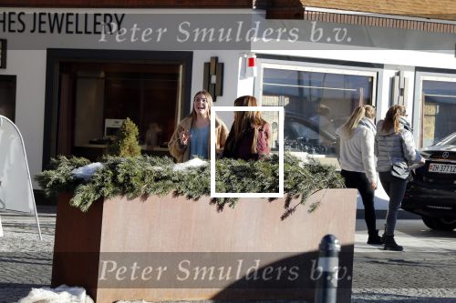 Lech 25 februari 2019
Olcay Gulsen op straat in Lech met prinses Eloise ( Dochter Prins Constantijn en Prinses Laurentien)