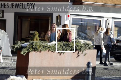 Lech 25 februari 2019
Olcay Gulsen op straat in Lech met prinses Eloise ( Dochter Prins Constantijn en Prinses Laurentien)