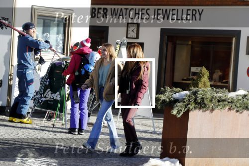 Lech 25 februari 2019
Olcay Gulsen op straat in Lech met prinses Eloise ( Dochter Prins Constantijn en Prinses Laurentien)