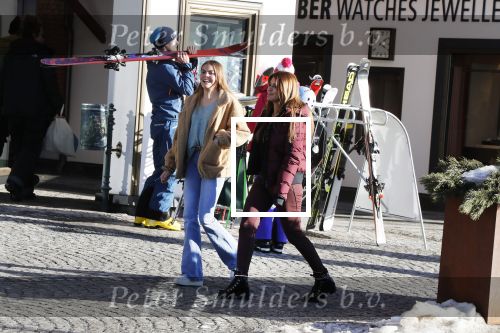 Lech 25 februari 2019
Olcay Gulsen op straat in Lech met prinses Eloise ( Dochter Prins Constantijn en Prinses Laurentien)