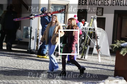 Lech 25 februari 2019
Olcay Gulsen op straat in Lech met prinses Eloise ( Dochter Prins Constantijn en Prinses Laurentien)