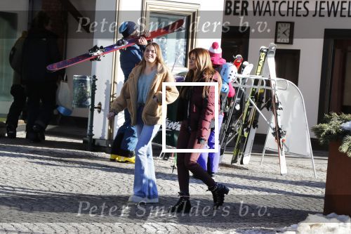 Lech 25 februari 2019
Olcay Gulsen op straat in Lech met prinses Eloise ( Dochter Prins Constantijn en Prinses Laurentien)