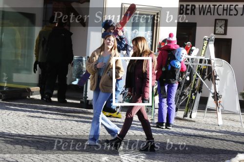 Lech 25 februari 2019
Olcay Gulsen op straat in Lech met prinses Eloise ( Dochter Prins Constantijn en Prinses Laurentien)
