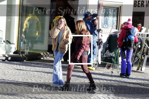 Lech 25 februari 2019
Olcay Gulsen op straat in Lech met prinses Eloise ( Dochter Prins Constantijn en Prinses Laurentien)
