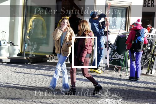 Lech 25 februari 2019
Olcay Gulsen op straat in Lech met prinses Eloise ( Dochter Prins Constantijn en Prinses Laurentien)