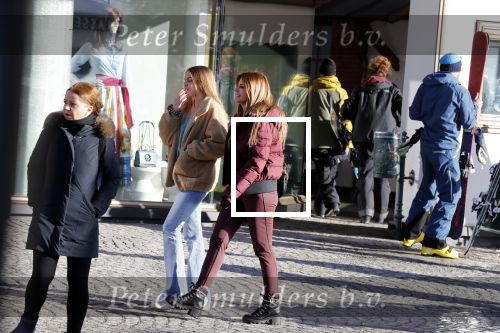 Lech 25 februari 2019
Olcay Gulsen op straat in Lech met prinses Eloise ( Dochter Prins Constantijn en Prinses Laurentien)