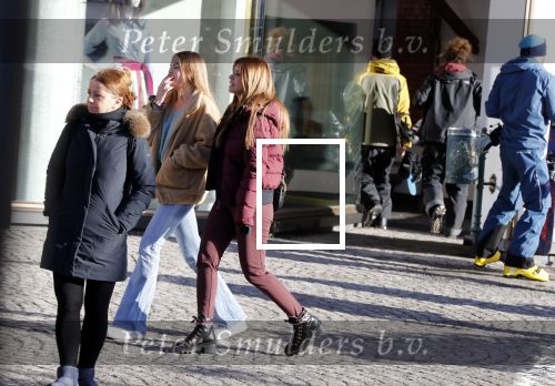 Lech 25 februari 2019
Olcay Gulsen op straat in Lech met prinses Eloise ( Dochter Prins Constantijn en Prinses Laurentien)