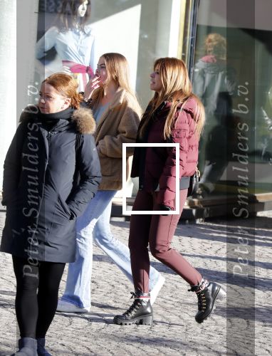 Lech 25 februari 2019
Olcay Gulsen op straat in Lech met prinses Eloise ( Dochter Prins Constantijn en Prinses Laurentien)