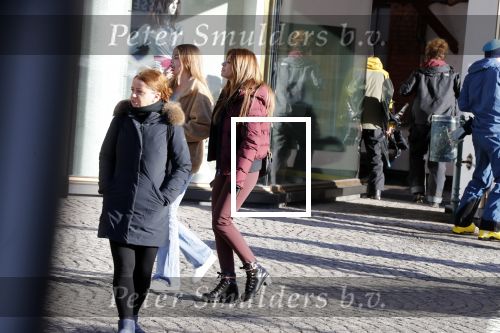 Lech 25 februari 2019
Olcay Gulsen op straat in Lech met prinses Eloise ( Dochter Prins Constantijn en Prinses Laurentien)