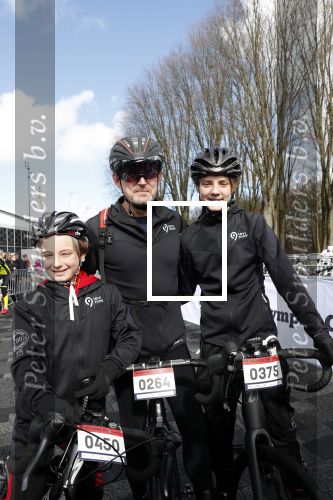 Heerenveen 17 maart 2019
De hollandse 100 voor de stichting lymphe&Co in Thialf.
Aanwezig oa Prins Bernhard jr Prinses Annette Prins Pieter Christiaan Mr Pieter v Vollenhoven Prinses Margriet Rosanna Kluivert Monique des Bouvrie en Tim Douwsma.