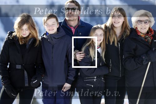 Lech 25 februari 2019
Koning Willem-Alexander, Koningin MÃ¡xima, Prinses Beatrix, Prins Constantijn, Prinses Laurentien en de prinsessen Amalia, Alexia en Ariane samen met Eloise, Leonore en Claus-Casimir tijdens de fotosessie tijdens de wintersportvakantie in Lech.