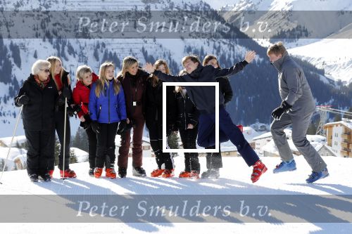 Lech 25 februari 2019
Koning Willem-Alexander, Koningin MÃ¡xima, Prinses Beatrix, Prins Constantijn, Prinses Laurentien en de prinsessen Amalia, Alexia en Ariane samen met Eloise, Leonore en Claus-Casimir tijdens de fotosessie tijdens de wintersportvakantie in Lech.