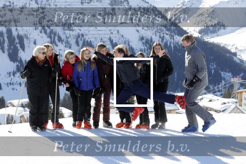 Lech 25 februari 2019
Koning Willem-Alexander, Koningin MÃ¡xima, Prinses Beatrix, Prins Constantijn, Prinses Laurentien en de prinsessen Amalia, Alexia en Ariane samen met Eloise, Leonore en Claus-Casimir tijdens de fotosessie tijdens de wintersportvakantie in Lech.