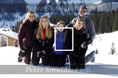 Lech 25 februari 2019
Koning Willem-Alexander, Koningin MÃ¡xima, Prinses Beatrix, Prins Constantijn, Prinses Laurentien en de prinsessen Amalia, Alexia en Ariane samen met Eloise, Leonore en Claus-Casimir tijdens de fotosessie tijdens de wintersportvakantie in Lech.