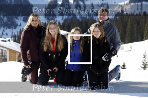 Lech 25 februari 2019
Koning Willem-Alexander, Koningin MÃ¡xima, Prinses Beatrix, Prins Constantijn, Prinses Laurentien en de prinsessen Amalia, Alexia en Ariane samen met Eloise, Leonore en Claus-Casimir tijdens de fotosessie tijdens de wintersportvakantie in Lech.