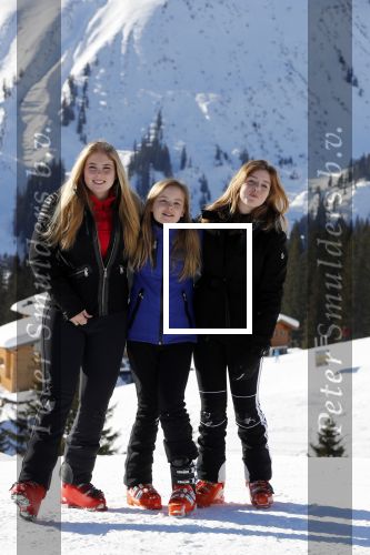 Lech 25 februari 2019
Koning Willem-Alexander, Koningin MÃ¡xima, Prinses Beatrix, Prins Constantijn, Prinses Laurentien en de prinsessen Amalia, Alexia en Ariane samen met Eloise, Leonore en Claus-Casimir tijdens de fotosessie tijdens de wintersportvakantie in Lech.