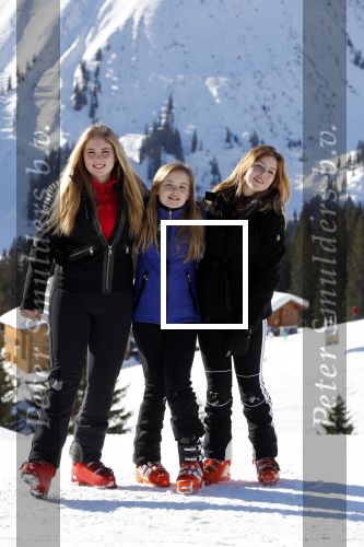 Lech 25 februari 2019
Koning Willem-Alexander, Koningin MÃ¡xima, Prinses Beatrix, Prins Constantijn, Prinses Laurentien en de prinsessen Amalia, Alexia en Ariane samen met Eloise, Leonore en Claus-Casimir tijdens de fotosessie tijdens de wintersportvakantie in Lech.