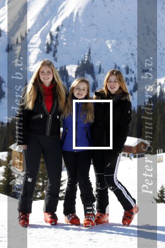 Lech 25 februari 2019
Koning Willem-Alexander, Koningin MÃ¡xima, Prinses Beatrix, Prins Constantijn, Prinses Laurentien en de prinsessen Amalia, Alexia en Ariane samen met Eloise, Leonore en Claus-Casimir tijdens de fotosessie tijdens de wintersportvakantie in Lech.