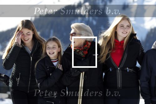 Lech 25 februari 2019
Koning Willem-Alexander, Koningin MÃ¡xima, Prinses Beatrix, Prins Constantijn, Prinses Laurentien en de prinsessen Amalia, Alexia en Ariane samen met Eloise, Leonore en Claus-Casimir tijdens de fotosessie tijdens de wintersportvakantie in Lech.