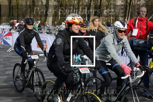 Heerenveen 17 maart 2019
De hollandse 100 voor de stichting lymphe&Co in Thialf.
Aanwezig oa Prins Bernhard jr Prinses Annette Prins Pieter Christiaan Mr Pieter v Vollenhoven Prinses Margriet Rosanna Kluivert Monique des Bouvrie en Tim Douwsma.