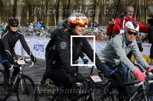 Heerenveen 17 maart 2019
De hollandse 100 voor de stichting lymphe&Co in Thialf.
Aanwezig oa Prins Bernhard jr Prinses Annette Prins Pieter Christiaan Mr Pieter v Vollenhoven Prinses Margriet Rosanna Kluivert Monique des Bouvrie en Tim Douwsma.