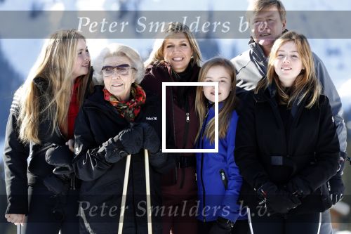 Lech 25 februari 2019
Koning Willem-Alexander, Koningin MÃ¡xima, Prinses Beatrix, Prins Constantijn, Prinses Laurentien en de prinsessen Amalia, Alexia en Ariane samen met Eloise, Leonore en Claus-Casimir tijdens de fotosessie tijdens de wintersportvakantie in Lech.