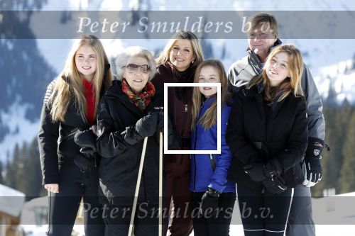 Lech 25 februari 2019
Koning Willem-Alexander, Koningin MÃ¡xima, Prinses Beatrix, Prins Constantijn, Prinses Laurentien en de prinsessen Amalia, Alexia en Ariane samen met Eloise, Leonore en Claus-Casimir tijdens de fotosessie tijdens de wintersportvakantie in Lech.