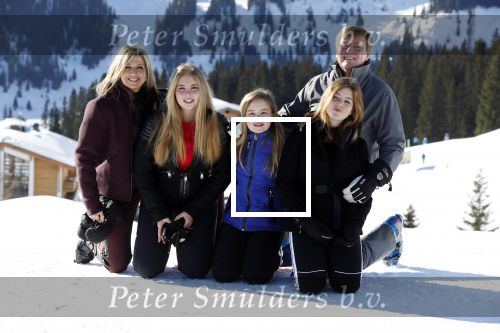 Lech 25 februari 2019
Koning Willem-Alexander, Koningin MÃ¡xima, Prinses Beatrix, Prins Constantijn, Prinses Laurentien en de prinsessen Amalia, Alexia en Ariane samen met Eloise, Leonore en Claus-Casimir tijdens de fotosessie tijdens de wintersportvakantie in Lech.