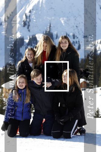 Lech 25 februari 2019
Koning Willem-Alexander, Koningin MÃ¡xima, Prinses Beatrix, Prins Constantijn, Prinses Laurentien en de prinsessen Amalia, Alexia en Ariane samen met Eloise, Leonore en Claus-Casimir tijdens de fotosessie tijdens de wintersportvakantie in Lech.