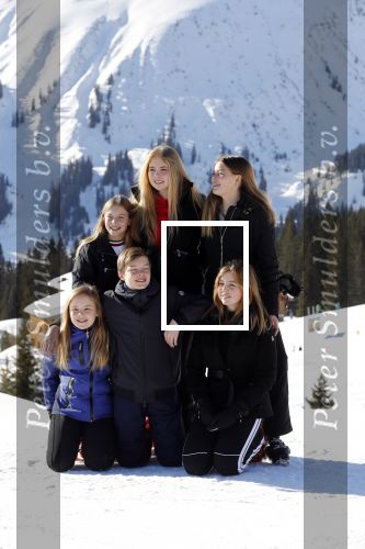 Lech 25 februari 2019
Koning Willem-Alexander, Koningin MÃ¡xima, Prinses Beatrix, Prins Constantijn, Prinses Laurentien en de prinsessen Amalia, Alexia en Ariane samen met Eloise, Leonore en Claus-Casimir tijdens de fotosessie tijdens de wintersportvakantie in Lech.