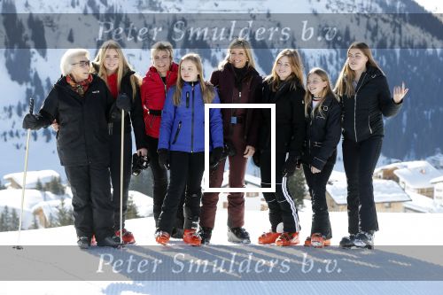 Lech 25 februari 2019
Koning Willem-Alexander, Koningin MÃ¡xima, Prinses Beatrix, Prins Constantijn, Prinses Laurentien en de prinsessen Amalia, Alexia en Ariane samen met Eloise, Leonore en Claus-Casimir tijdens de fotosessie tijdens de wintersportvakantie in Lech.