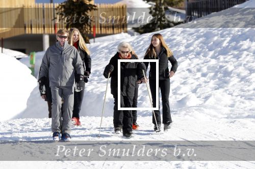 Lech 25 februari 2019
Koning Willem-Alexander, Koningin MÃ¡xima, Prinses Beatrix, Prins Constantijn, Prinses Laurentien en de prinsessen Amalia, Alexia en Ariane samen met Eloise, Leonore en Claus-Casimir tijdens de fotosessie tijdens de wintersportvakantie in Lech.