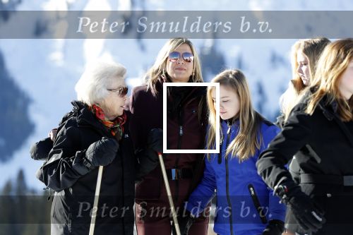 Lech 25 februari 2019
Koning Willem-Alexander, Koningin MÃ¡xima, Prinses Beatrix, Prins Constantijn, Prinses Laurentien en de prinsessen Amalia, Alexia en Ariane samen met Eloise, Leonore en Claus-Casimir tijdens de fotosessie tijdens de wintersportvakantie in Lech.